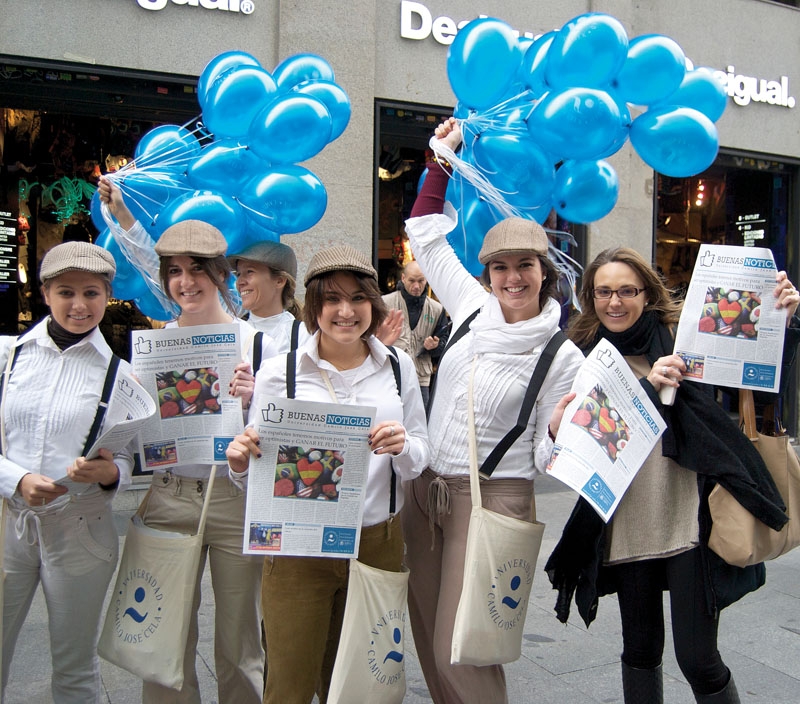 En grupp studenter vid det privata universitetet Camilo José Cela i Madrid har grundat alternativtidningen Buenas Noticias – en tidning som bara rapporterar om positiva nyheter. Foto: Javier Chivite Fernández/UCJC